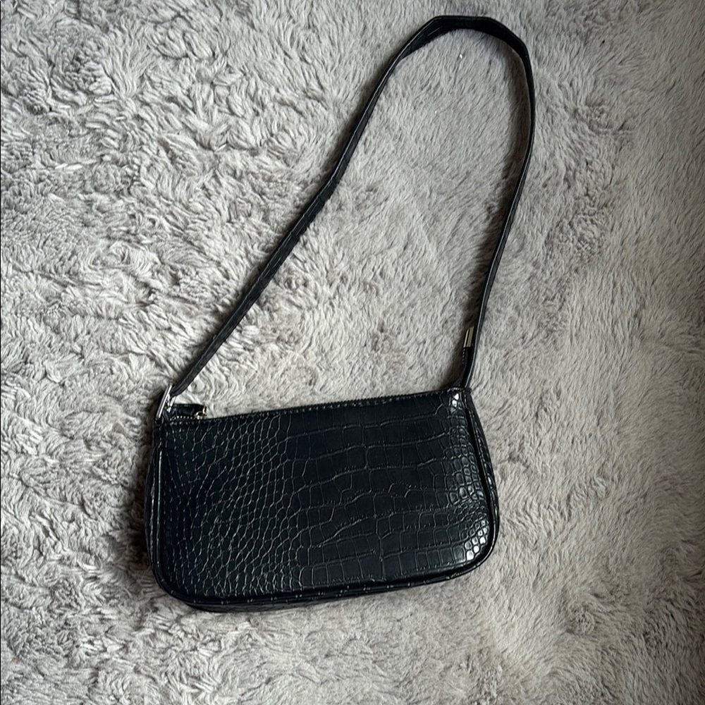 Elegant Black Crocodile-Embossed Shoulder Bag